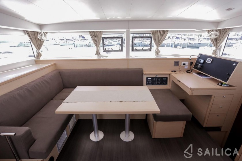 Lagoon 400 - Yacht Charter Sailica