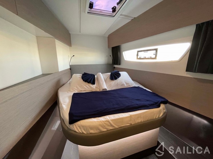 Astréa 42 - Yacht Charter Sailica