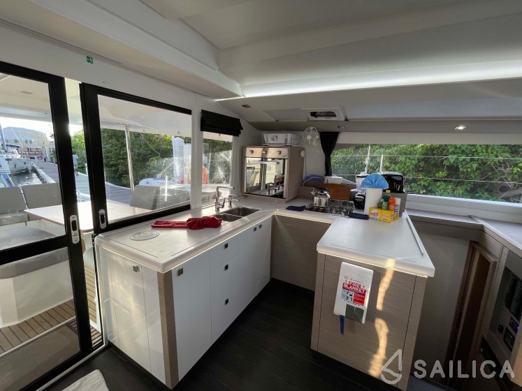 Astréa 42 - Yacht Charter Sailica