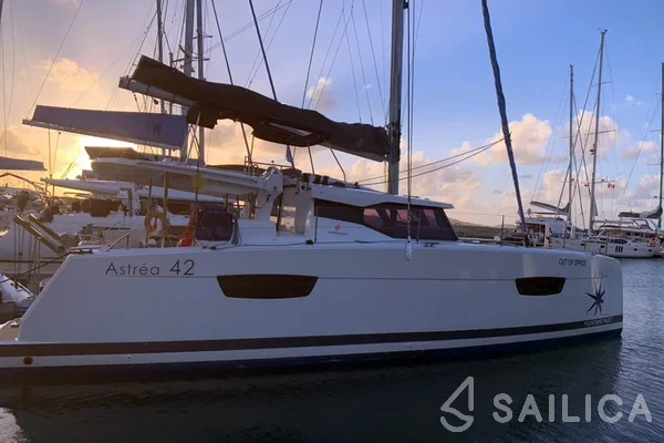 Astréa 42 - Yacht Charter Sailica