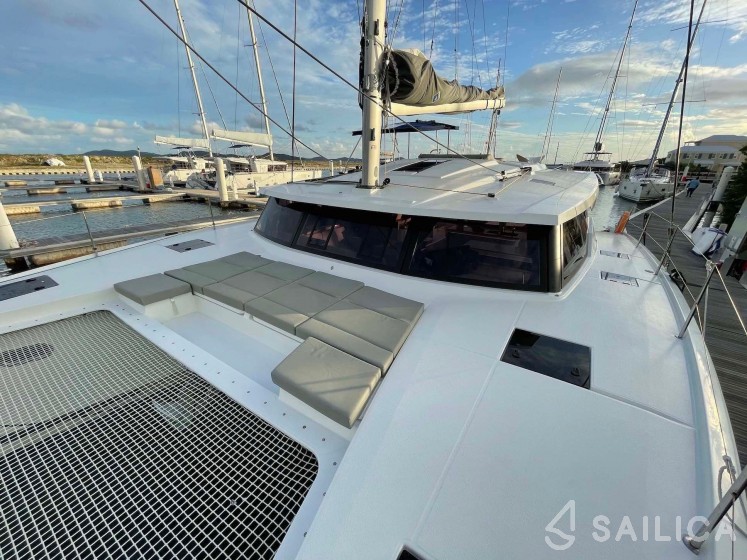 Astréa 42 - Yacht Charter Sailica