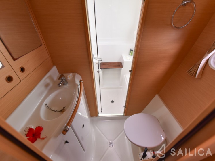Lagoon 380 - Yacht Charter Sailica