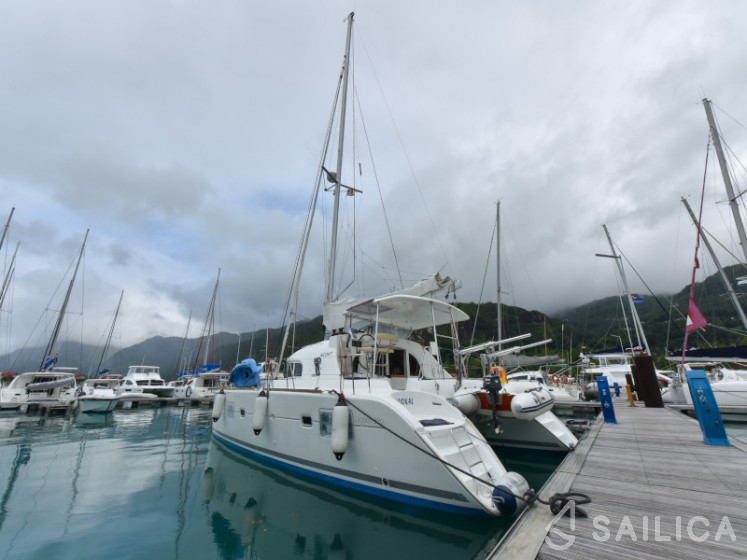 Lagoon 380 - Yacht Charter Sailica