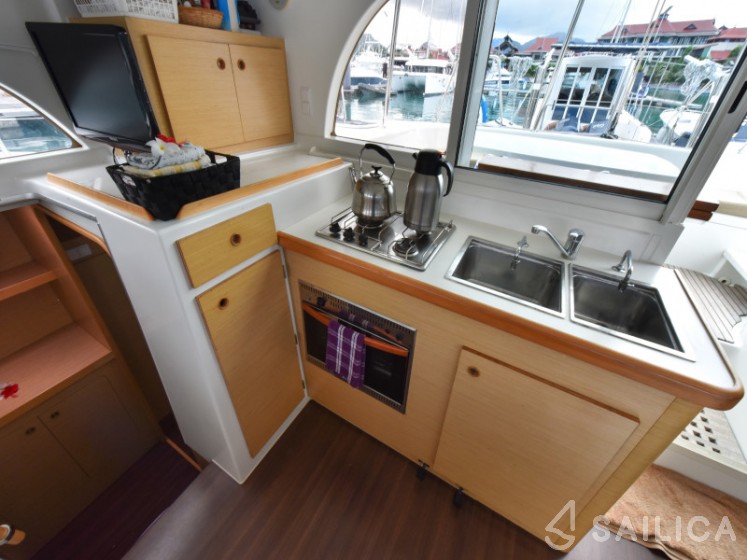 Lagoon 380 - Yacht Charter Sailica