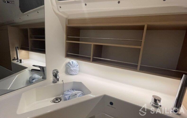 Oceanis 30.1 - Yacht Charter Sailica