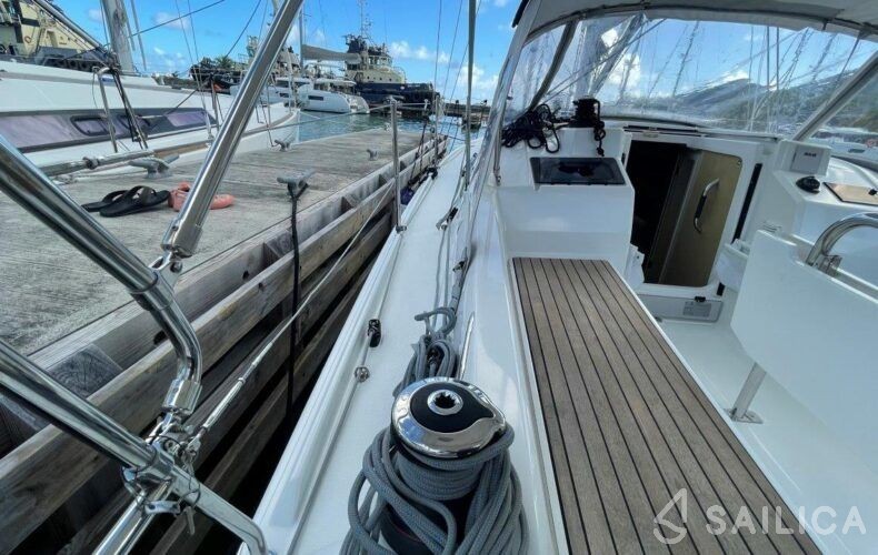 Oceanis 30.1 - Yacht Charter Sailica