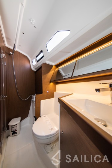 Oceanis 40.1 - Yacht Charter Sailica