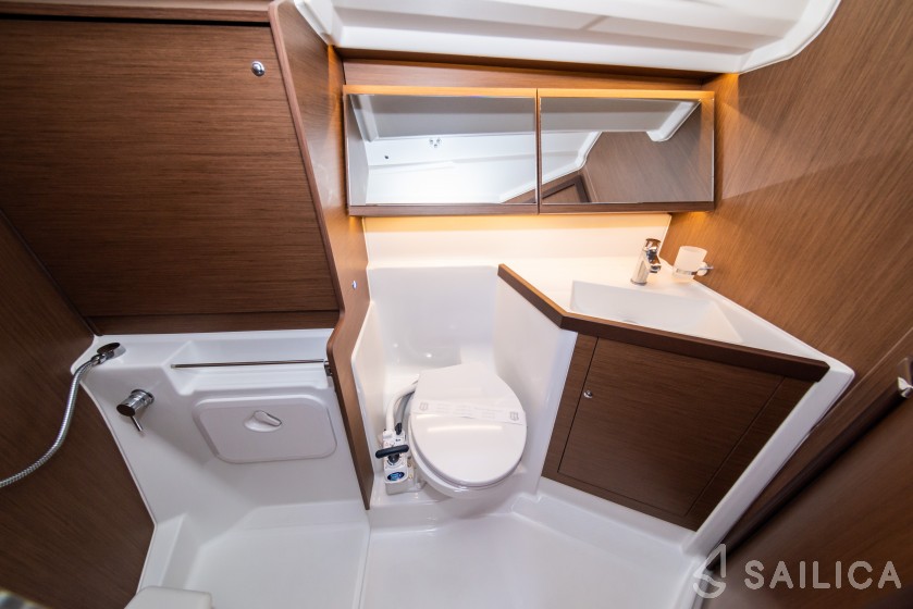 Oceanis 40.1 - Yacht Charter Sailica