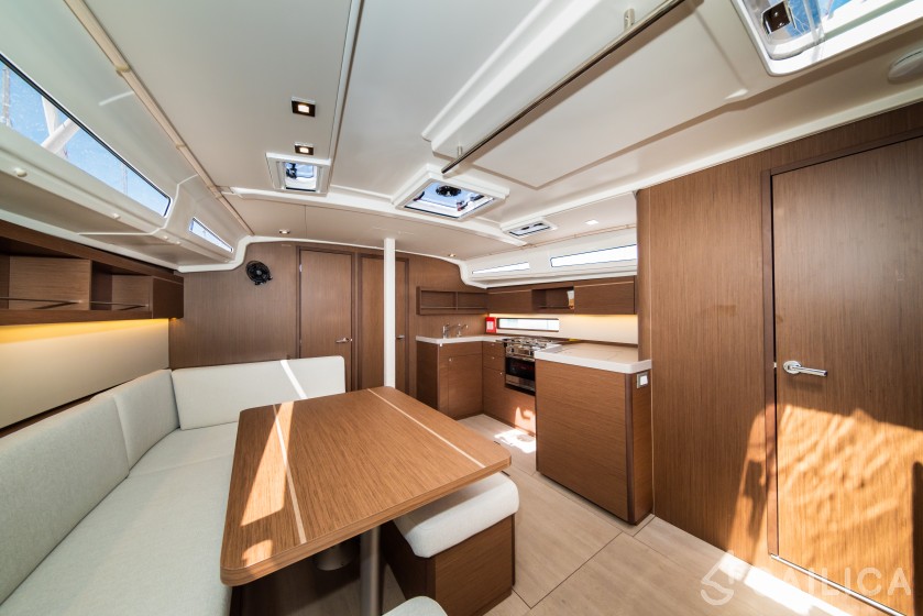 Oceanis 40.1 - Yacht Charter Sailica