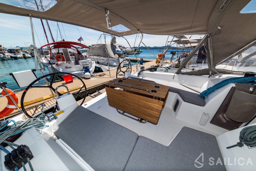 Oceanis 40.1 - Yacht Charter Sailica