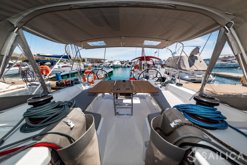 Oceanis 40.1 - Yacht Charter Sailica