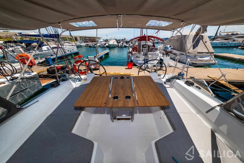 Oceanis 40.1 - Yacht Charter Sailica
