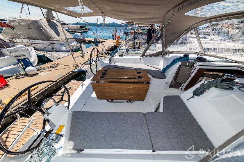Oceanis 40.1 - Yacht Charter Sailica