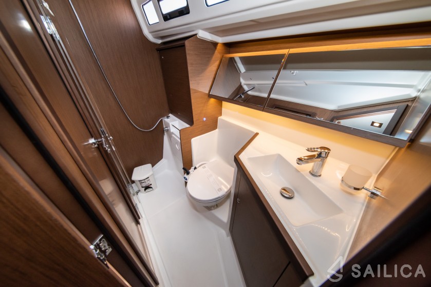 Oceanis 40.1 - Yacht Charter Sailica
