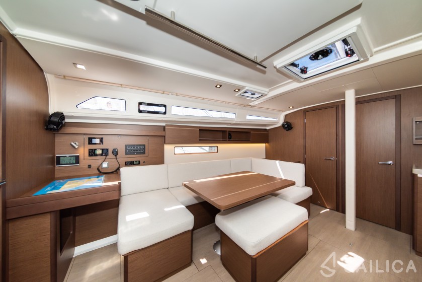 Oceanis 40.1 - Yacht Charter Sailica