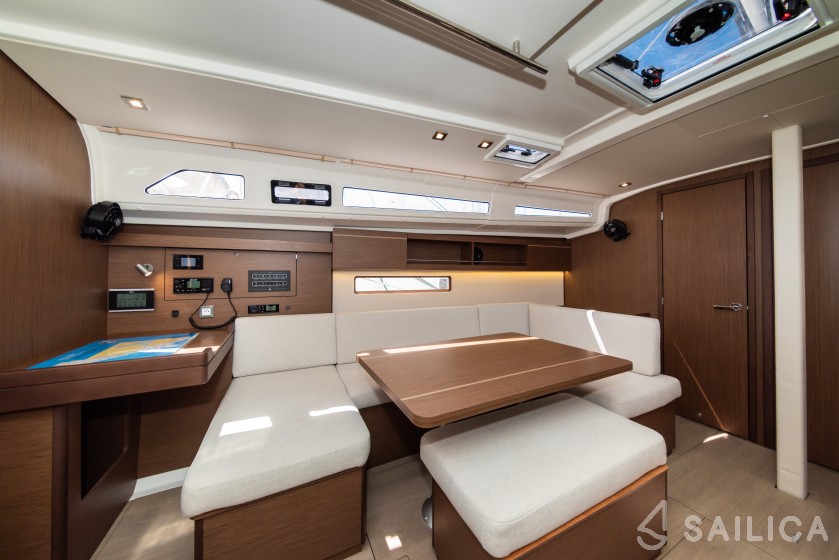Oceanis 40.1 - Yacht Charter Sailica