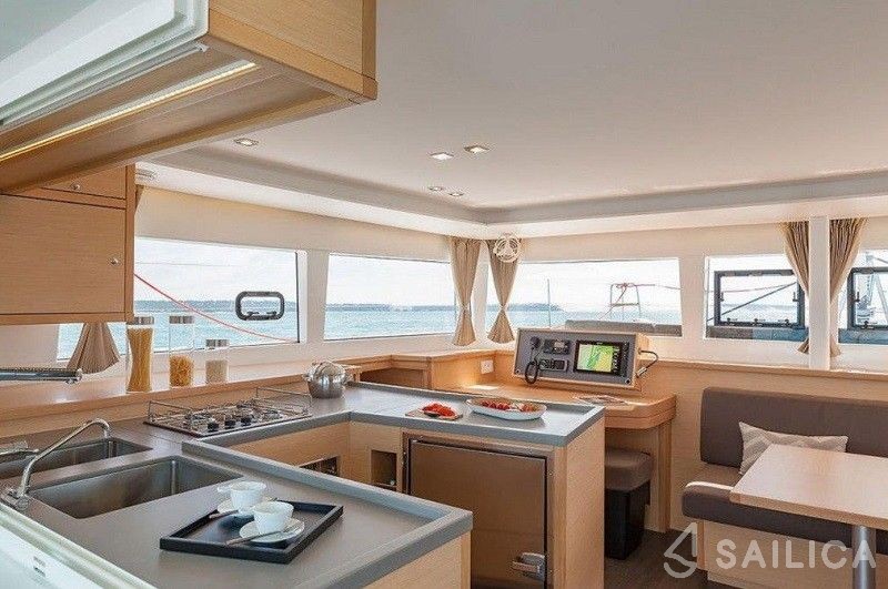 Lagoon 450  Flybridge - Yacht Charter Sailica