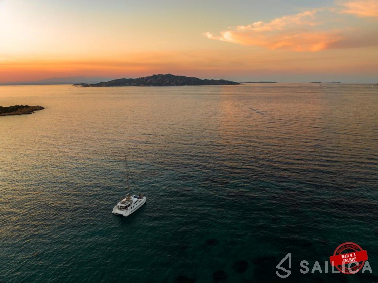Bali 4.1 - Yacht Charter Sailica