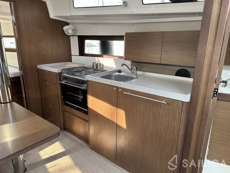 Oceanis 38.1 - Yacht Charter Sailica