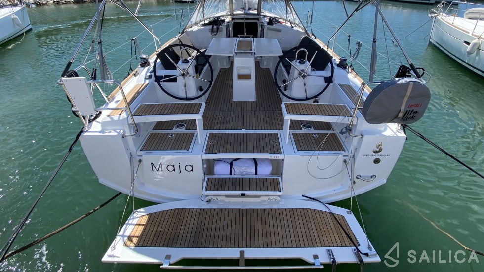 Oceanis 38.1 - Yacht Charter Sailica
