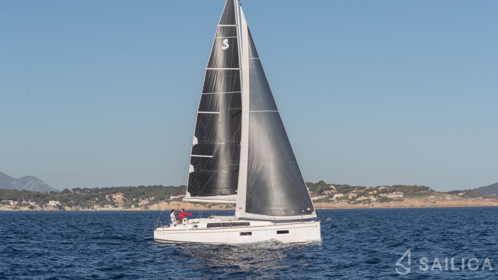 Oceanis 38.1 - Yacht Charter Sailica