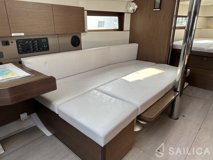 Oceanis 38.1 - Yacht Charter Sailica