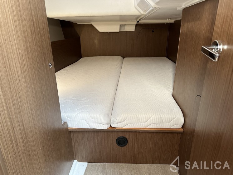 Oceanis 38.1 - Yacht Charter Sailica