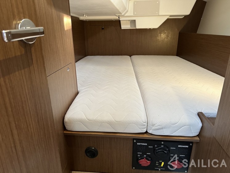 Oceanis 38.1 - Yacht Charter Sailica
