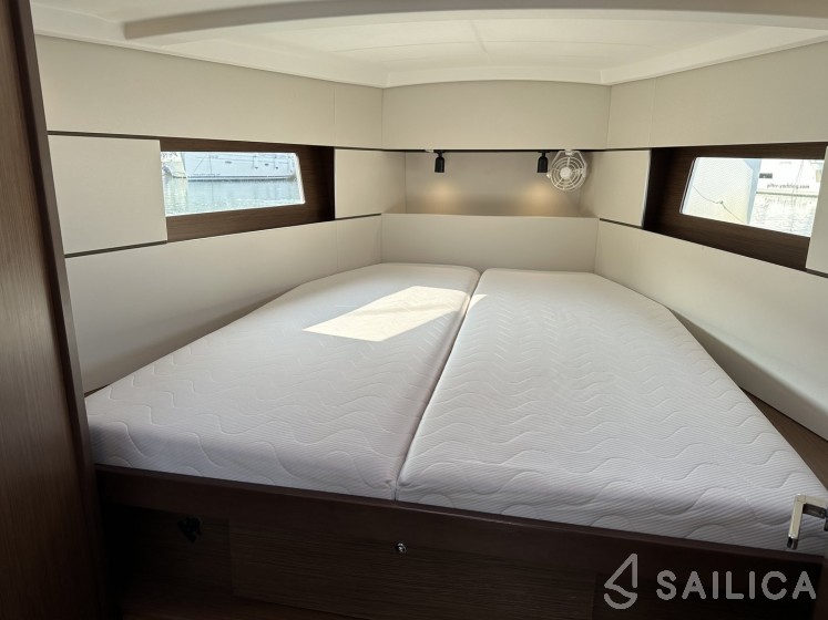 Oceanis 38.1 - Yacht Charter Sailica