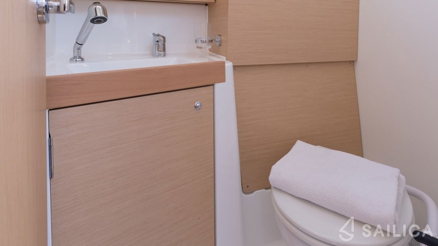 Oceanis 38.1 - Yacht Charter Sailica