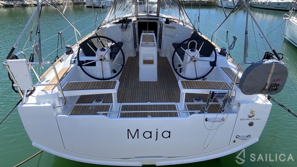 Oceanis 38.1 - Yacht Charter Sailica