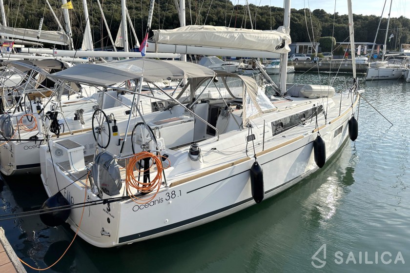 Oceanis 38.1 - Yacht Charter Sailica