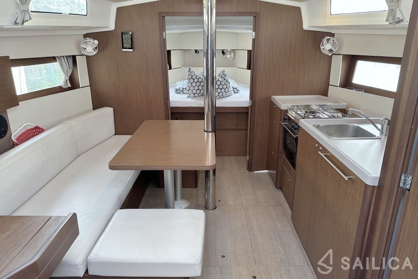 Oceanis 38.1 - Yacht Charter Sailica