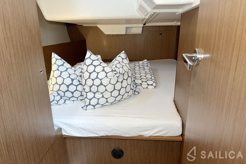 Oceanis 38.1 - Yacht Charter Sailica