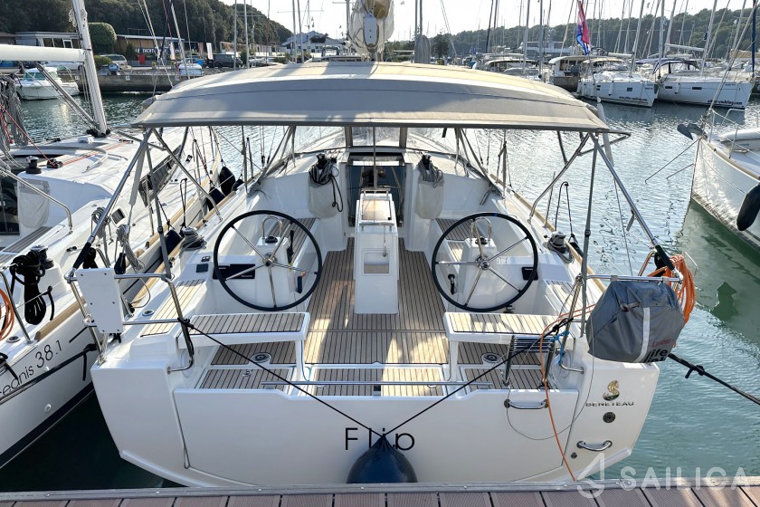 Oceanis 38.1 - Yacht Charter Sailica
