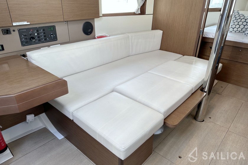 Oceanis 38.1 - Yacht Charter Sailica