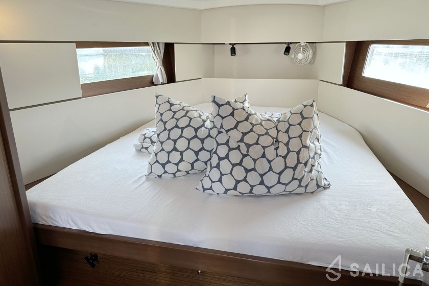 Oceanis 38.1 - Yacht Charter Sailica