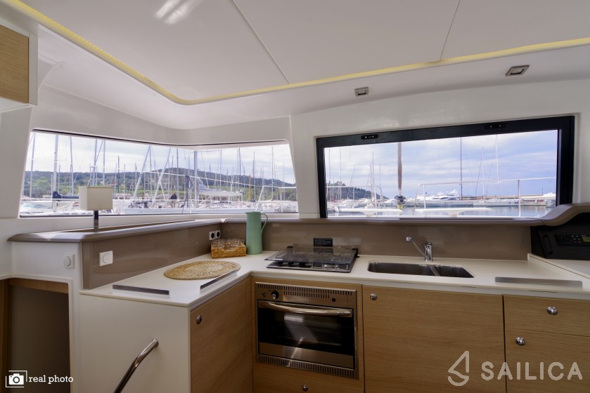 Bali 4.1 - Yacht Charter Sailica