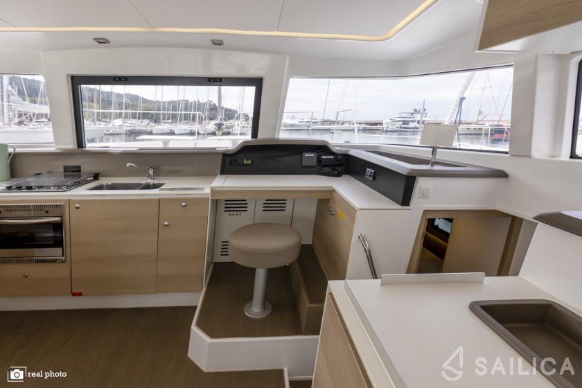 Bali 4.1 - Yacht Charter Sailica