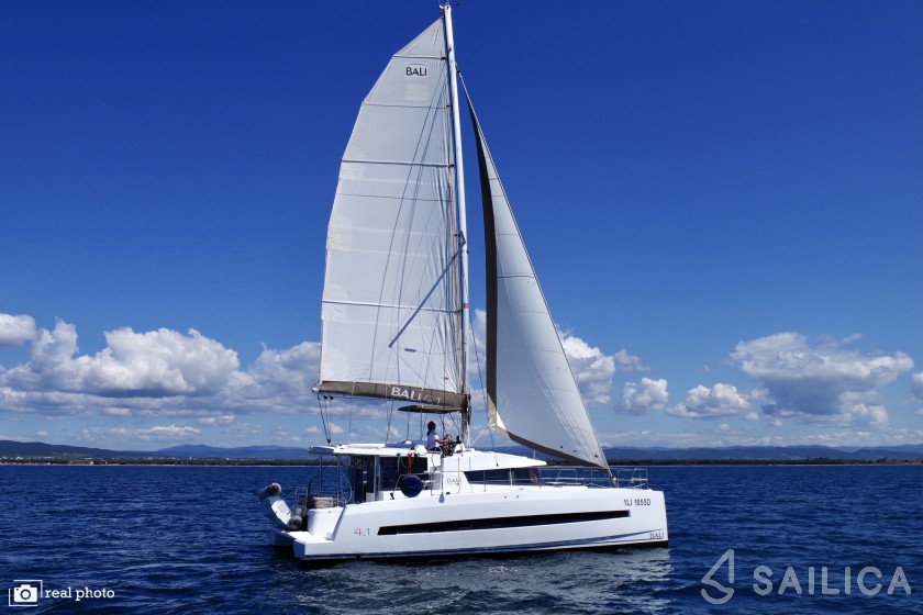 Bali 4.1 - Yacht Charter Sailica