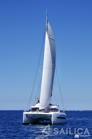 Bali 4.1 - Yacht Charter Sailica