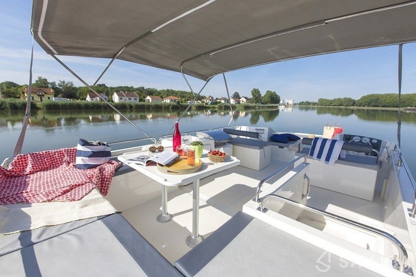 Le Boat Horizon 2 - Yacht Charter Sailica