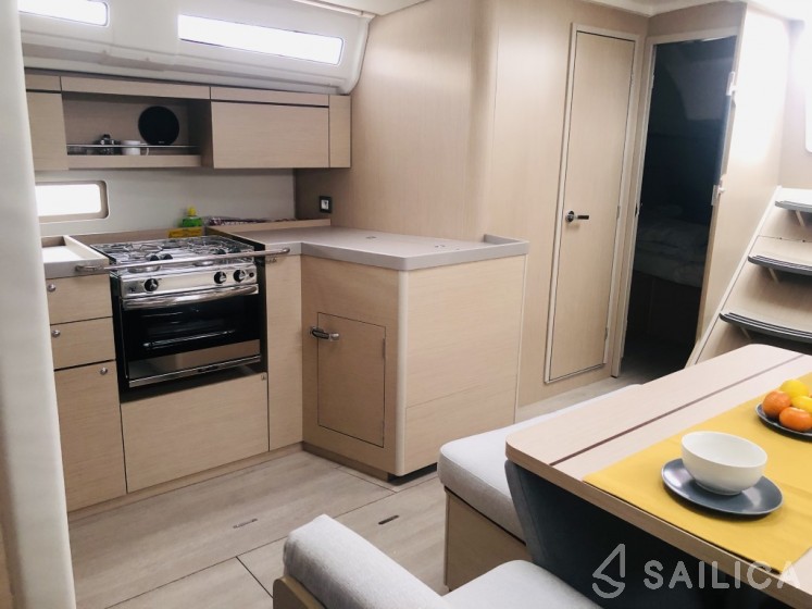 Oceanis 40.1 - Yacht Charter Sailica