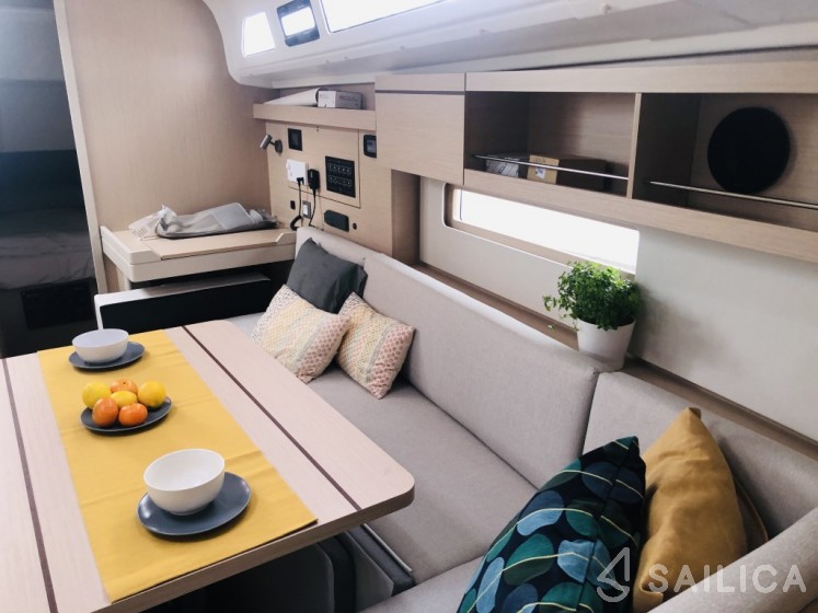 Oceanis 40.1 - Yacht Charter Sailica