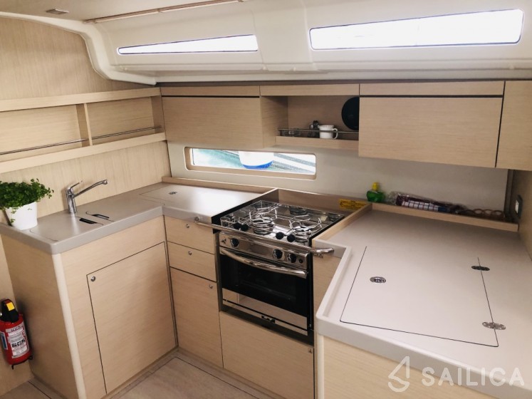 Oceanis 40.1 - Yacht Charter Sailica