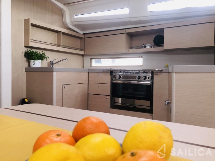 Oceanis 40.1 - Yacht Charter Sailica