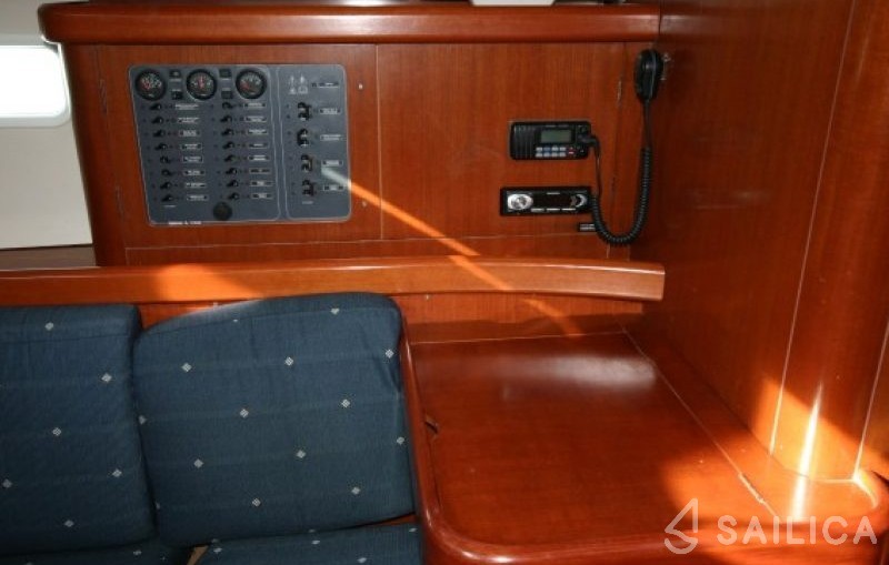 Oceanis 423 - Yacht Charter Sailica