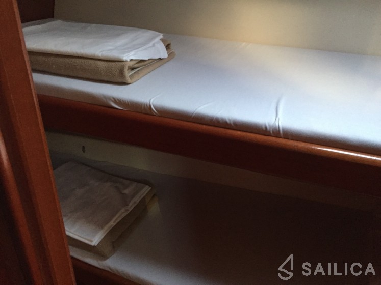 Oceanis 423 - Yacht Charter Sailica