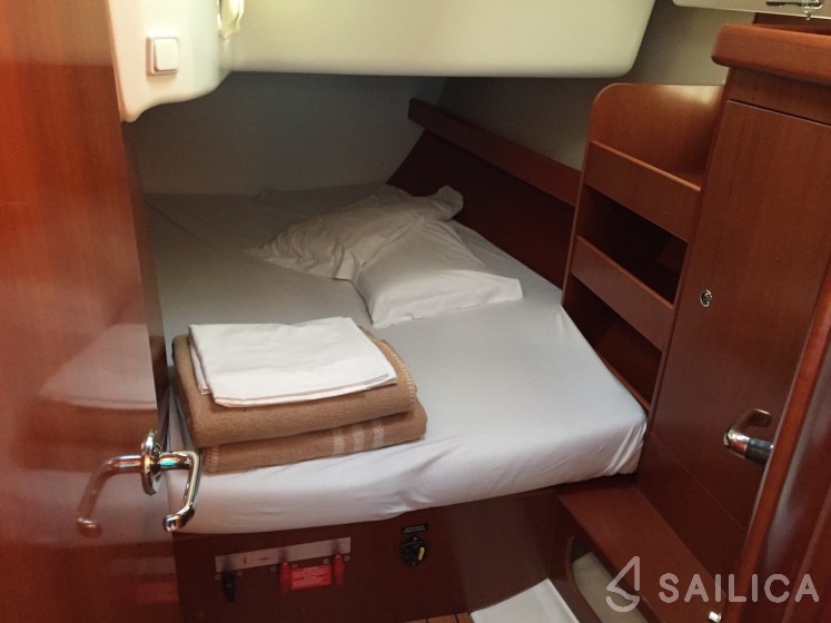 Oceanis 423 - Yacht Charter Sailica