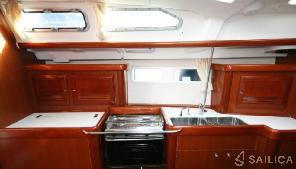 Oceanis 423 - Yacht Charter Sailica